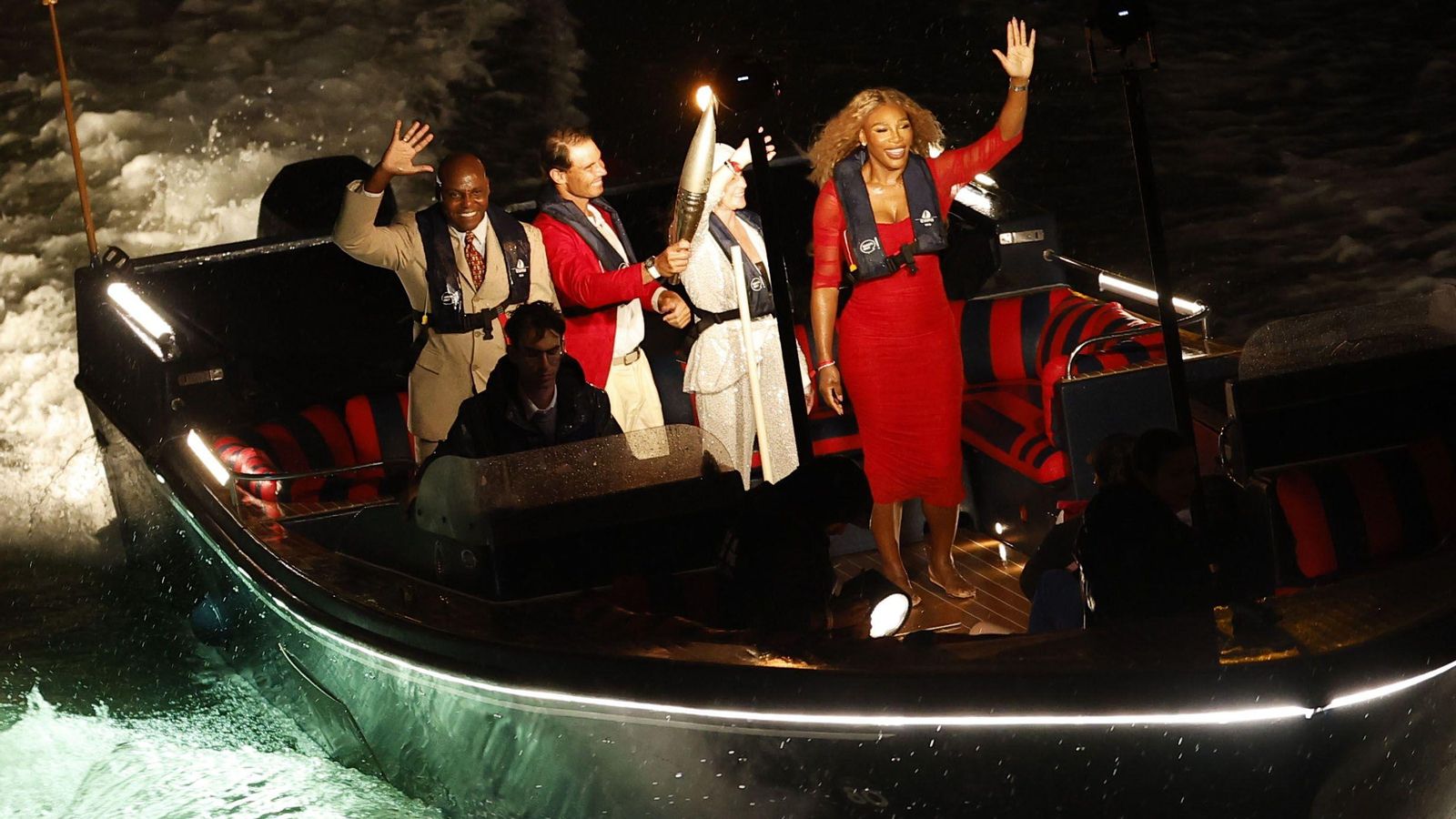 CArl Lewis, Rafael Nadal, con la llama olímpica, Nadia Comaneci y Serena Williams, por el Sena con la antorcha.