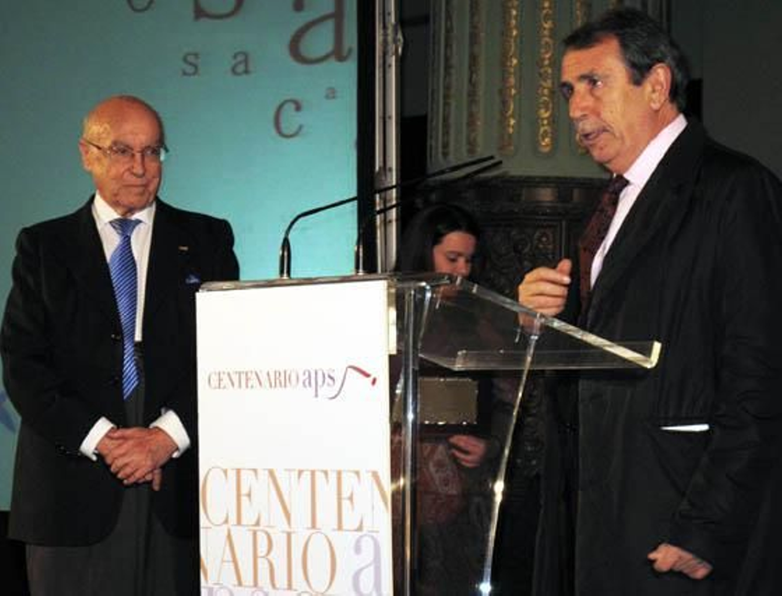 Juan Teba, vicepresidente de la APS, presenta al nuevo socio de honor de la entidad, Manuel Clavero Arévalo, presidente del Consejo Editorial del Grupo Joly.

Foto: Victoria Ramírez