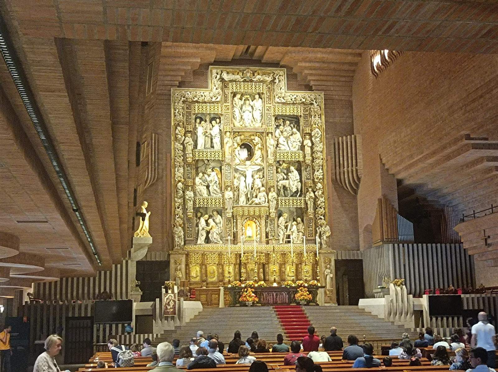 Retablo mayor con la Virgen de los Ángeles de Torreciudad.