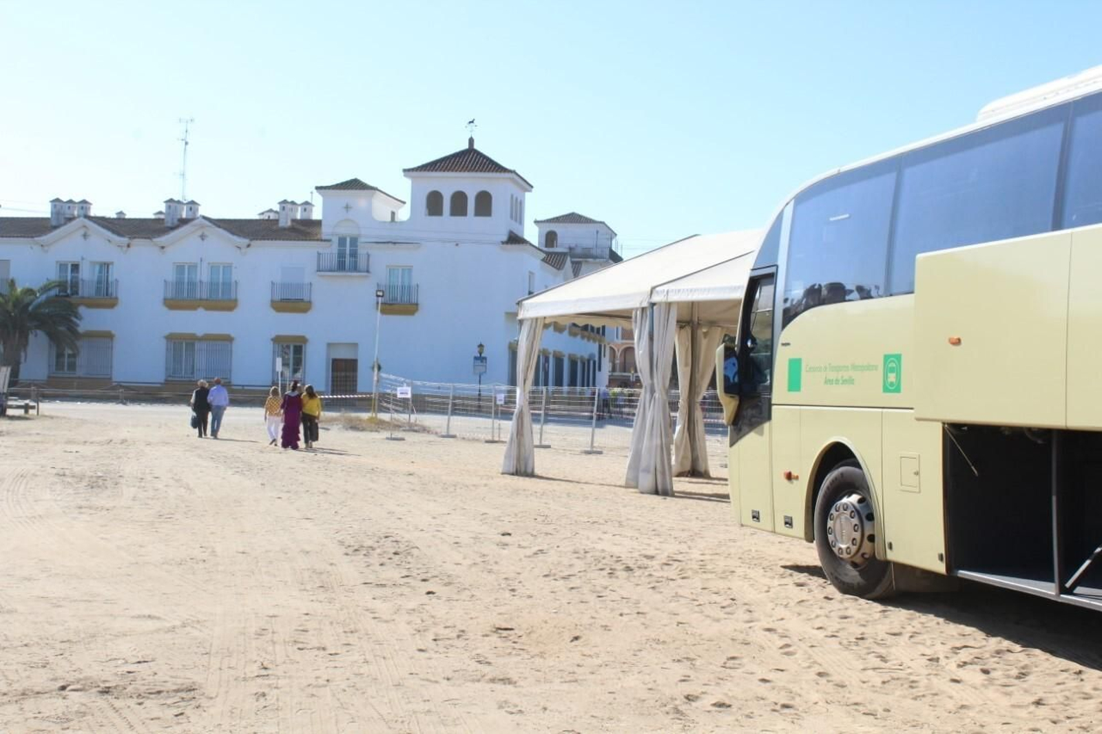 El servicio de autobuses se refuerza durante el Rocío ante la mayor demanda.