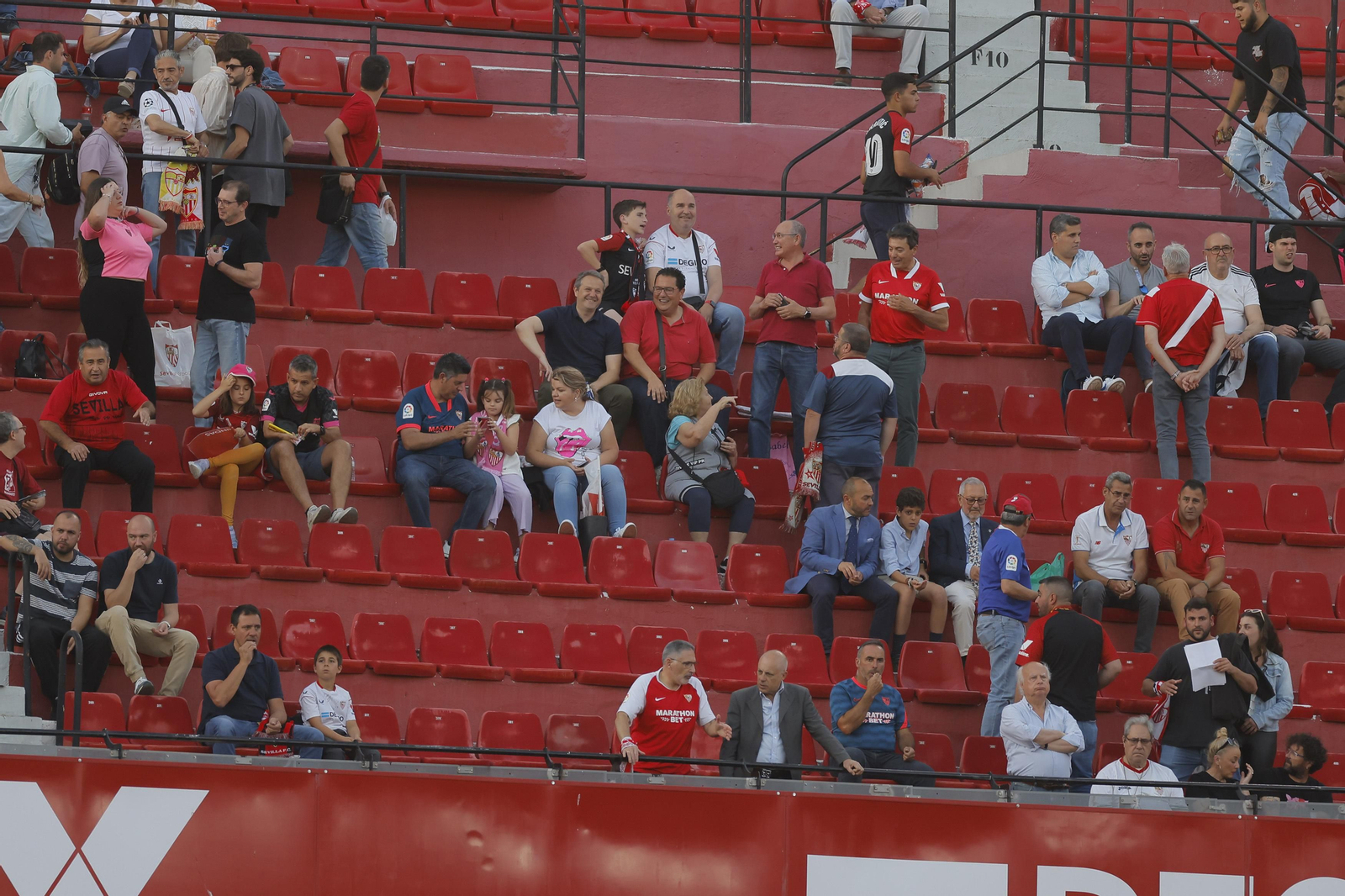 Búscate en las fotos del Sevilla -Villarreal