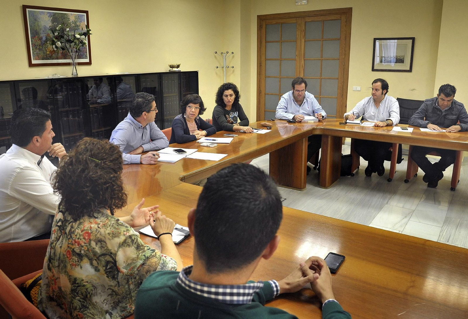 Imagen de una reunión de la delegada Carmen Collado con los alcaldes de las ELA.