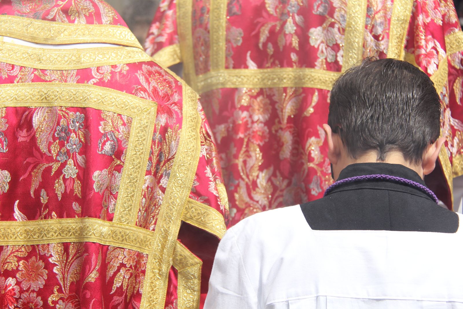 El uso de las dalmáticas es una práctica habitual en las cofradías