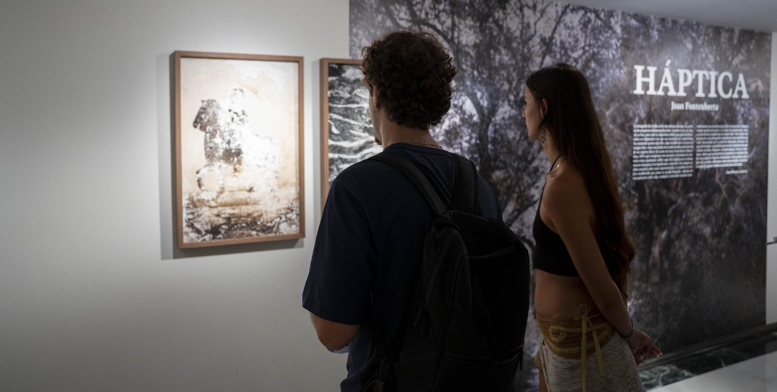El comisario Sema D'Acosta y el artista Joan Fontcuberta presentan la exposición Háptica de la Fundación Unicaja
