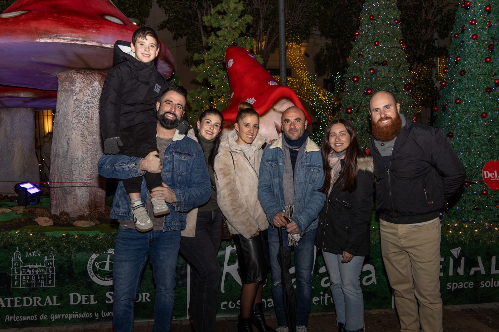 Los jiennenses disfrutan del centro de la ciudad, rodeados de un ambiente navideño