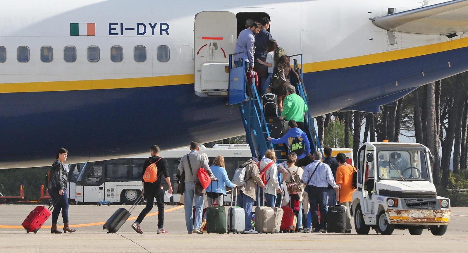 Pasajeros acceden a un avión en la pista del aeropuerto de Jerez.