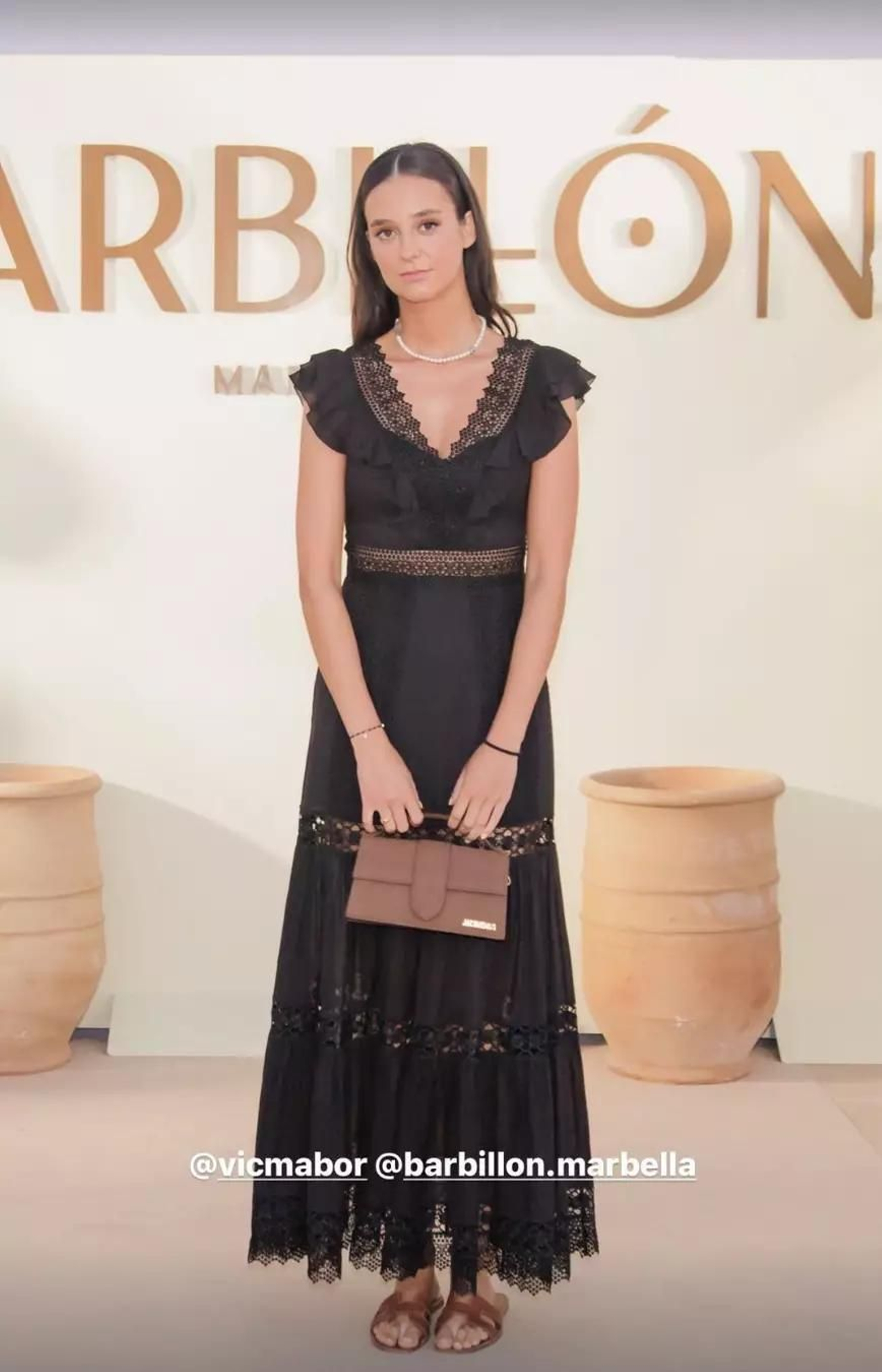 Victoria Federica con vestido negro de estilo boho.