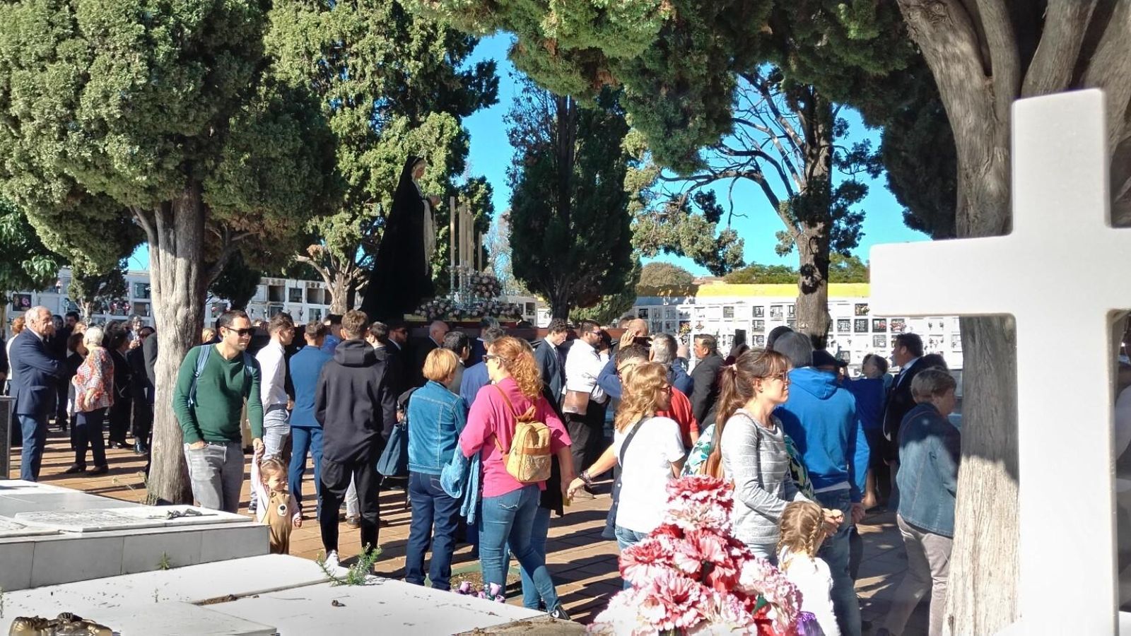 Numerosas personas han visitado el camposanto este miércoles.