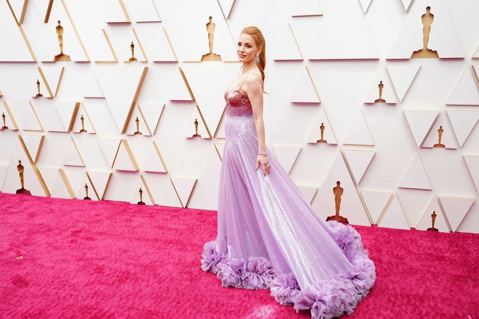 Jessica Chastain, con un vestido de Gucci cobre y malva, se erigió una de las más elegantes de la velada.