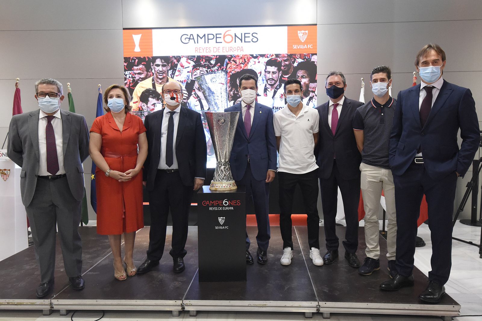 Un momento del acto con representantes del Sevilla y las autoridades.