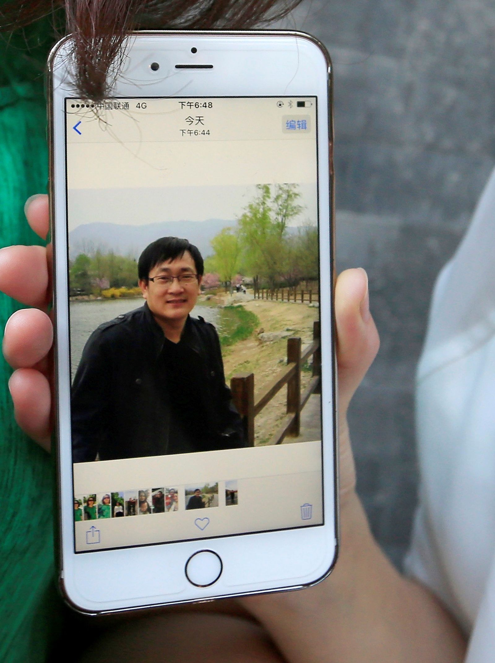 Fotografía en un móvil que muestra al abogado Wang Quanzhang.