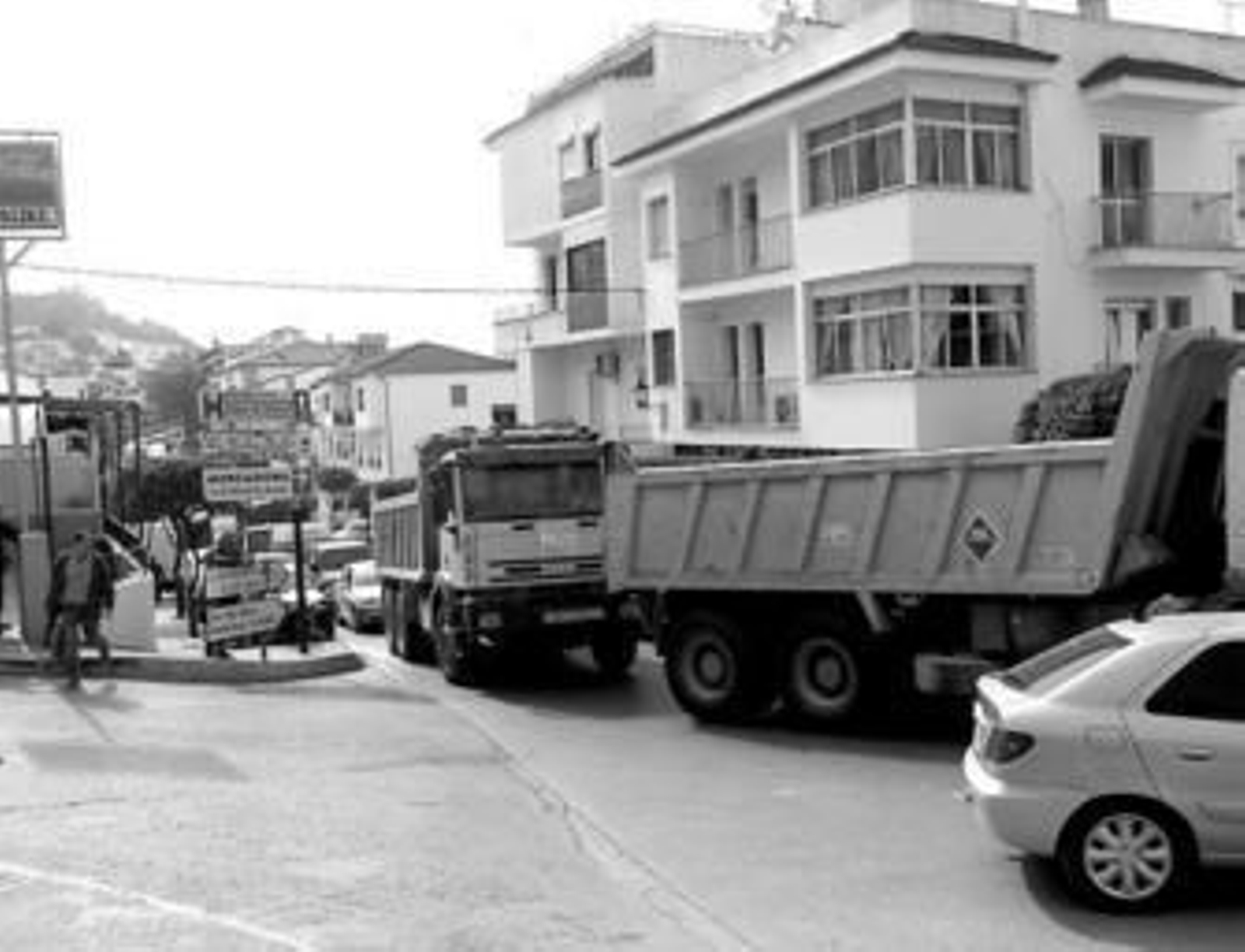 Camioneros y transportistas colapsaron ayer la localidad durante unos minutos.