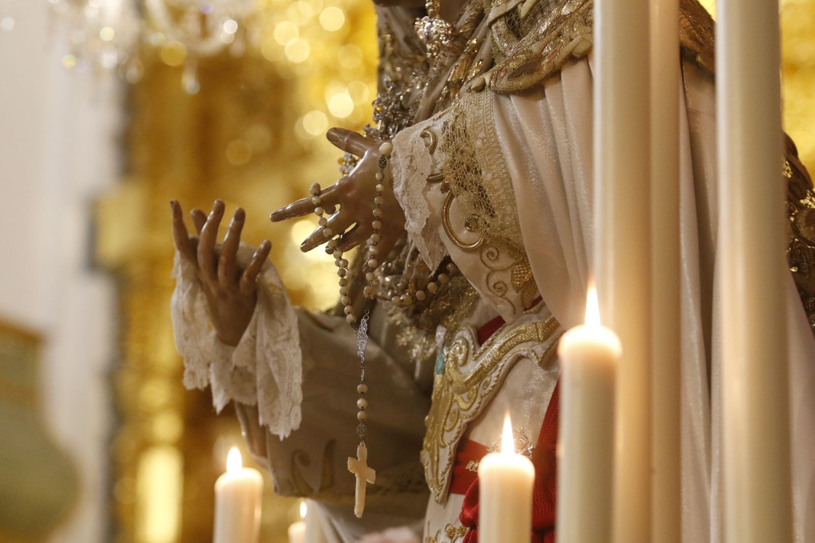 Detalle de las manos de la Virgen de la Merced.