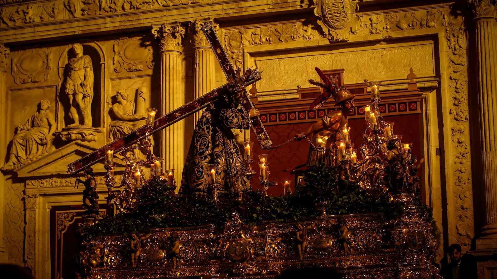 El Nazareno por la plaza de la Asunción.