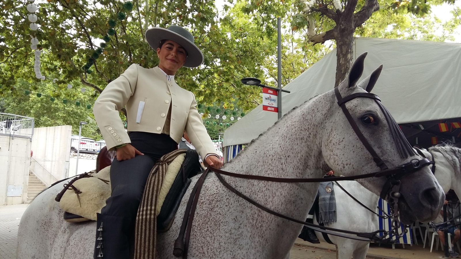 Una joven a caballo en el recinto ferial de Aracena