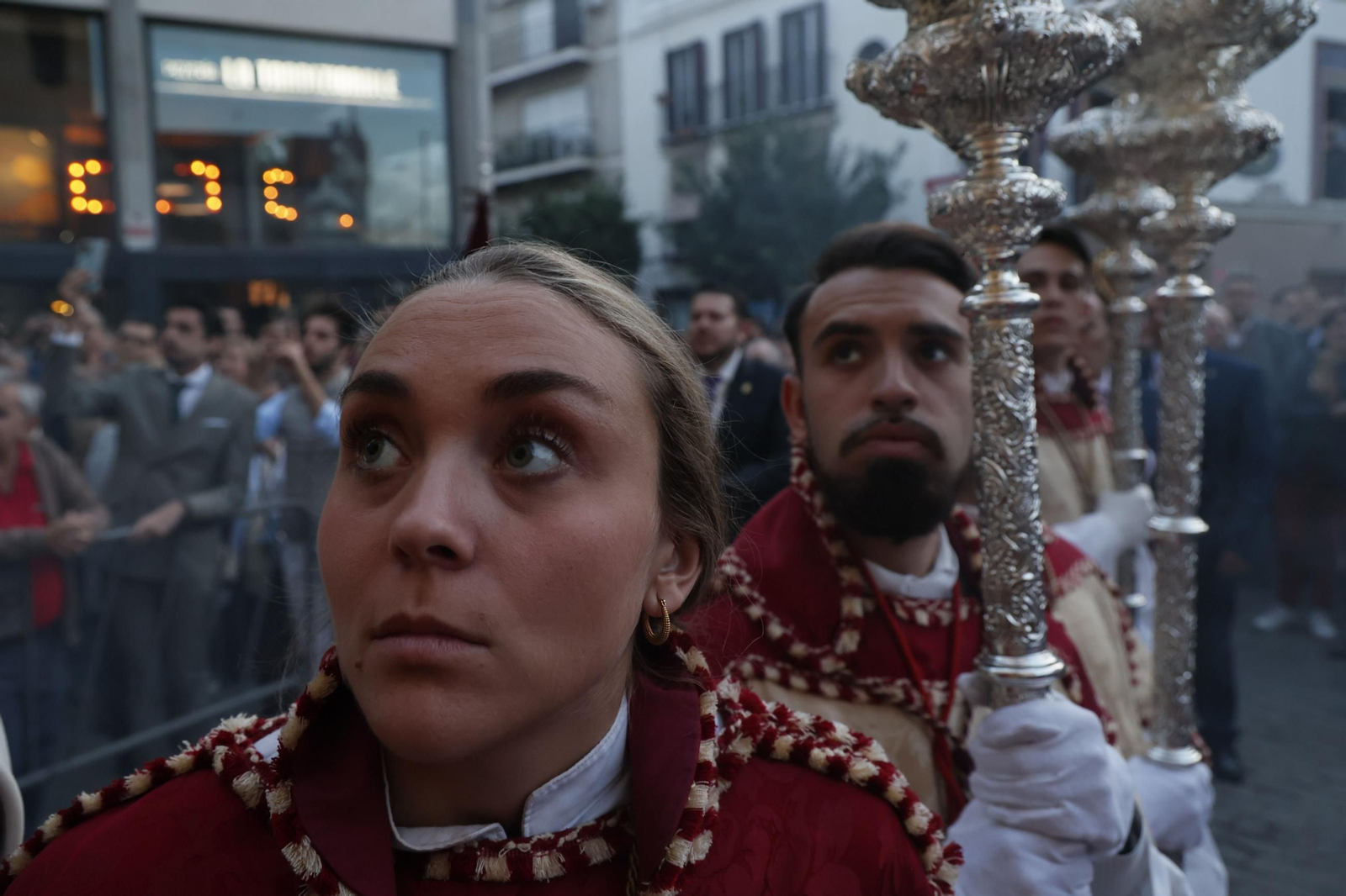 La Reina De los Santos recorre las calles de su barrio