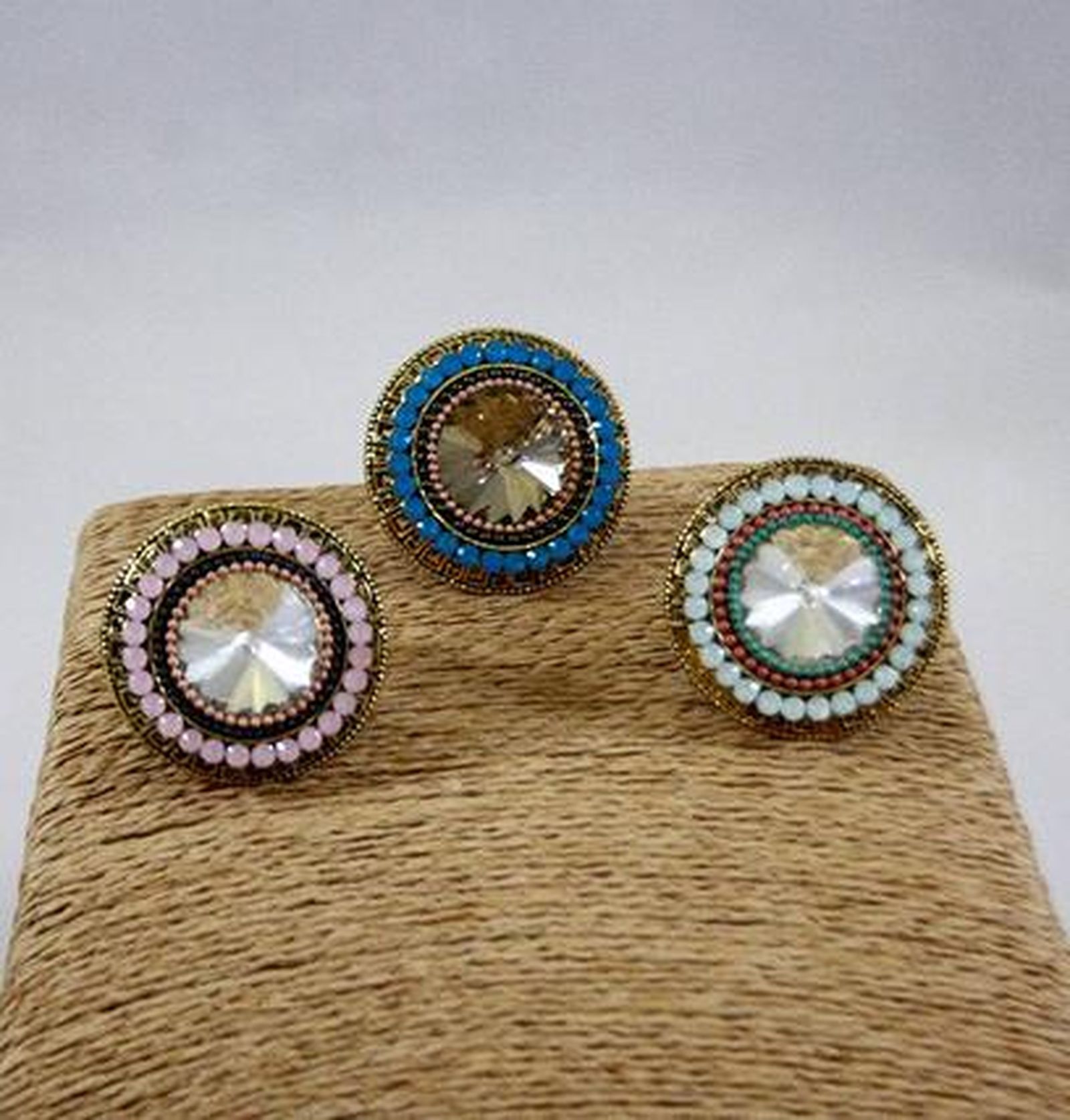 Concha Vega. 6,75 euros.
Las sortijas grandes y con forma esférica siempre han estado de moda. La particularidad de éstas es que las incrustaciones están hechas a mano y el centro es una imitación perfecta del nácar.