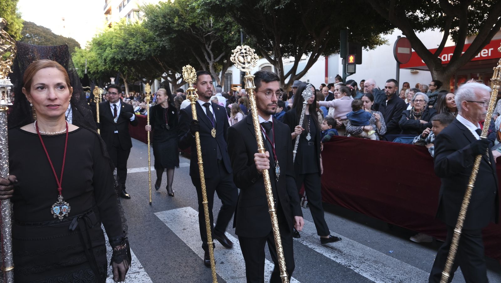 Procesión del Santo Entierro en Almería, en imágenes