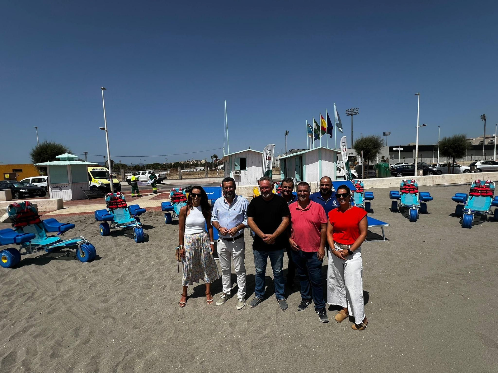 Franco y varios ediles con el nuevo equipamiento de playas. Franco y varios ediles con el nuevo equipamiento de playas.