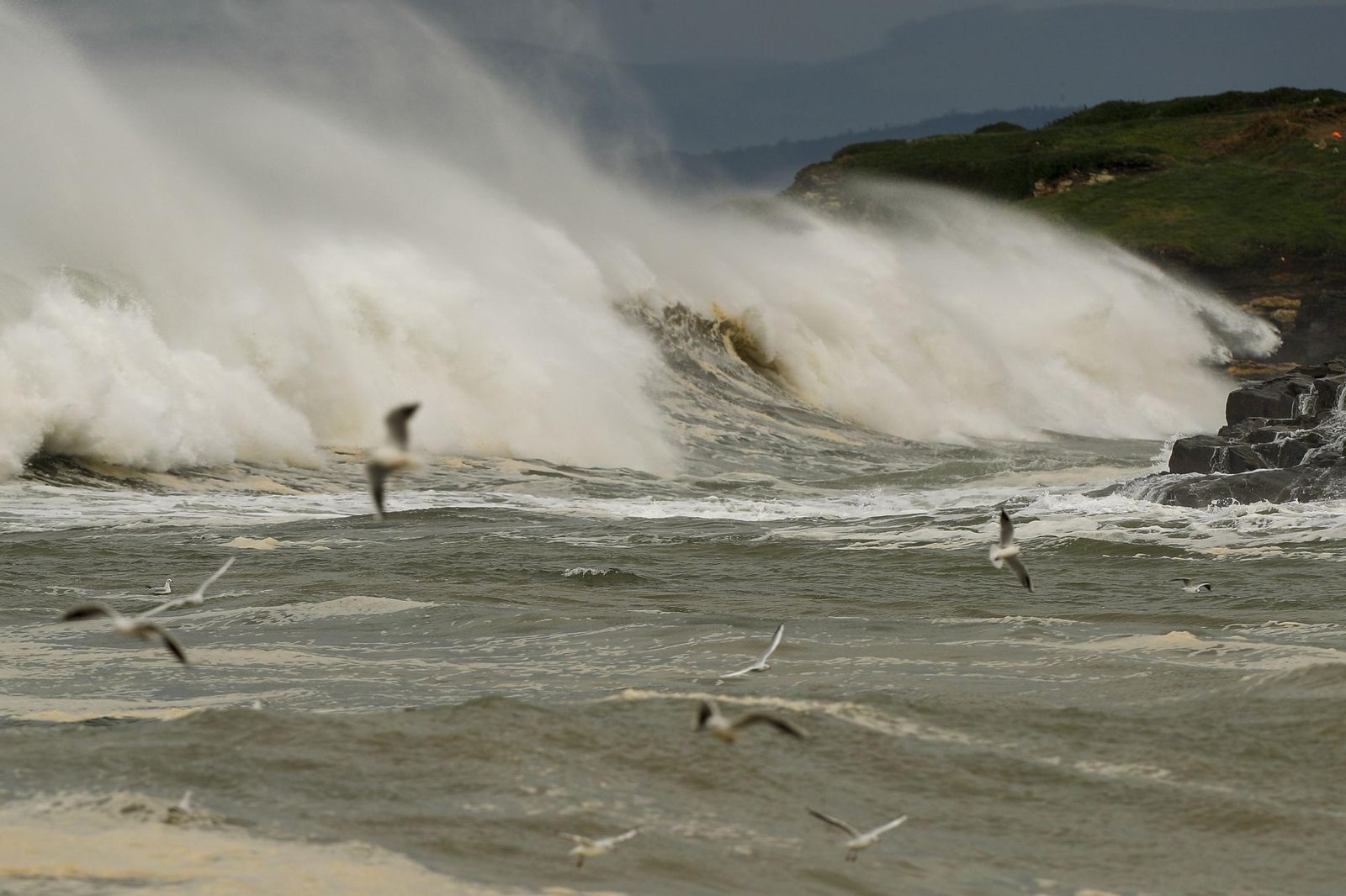 Las impresionantes olas que provoca Herminia en la costa norte de España