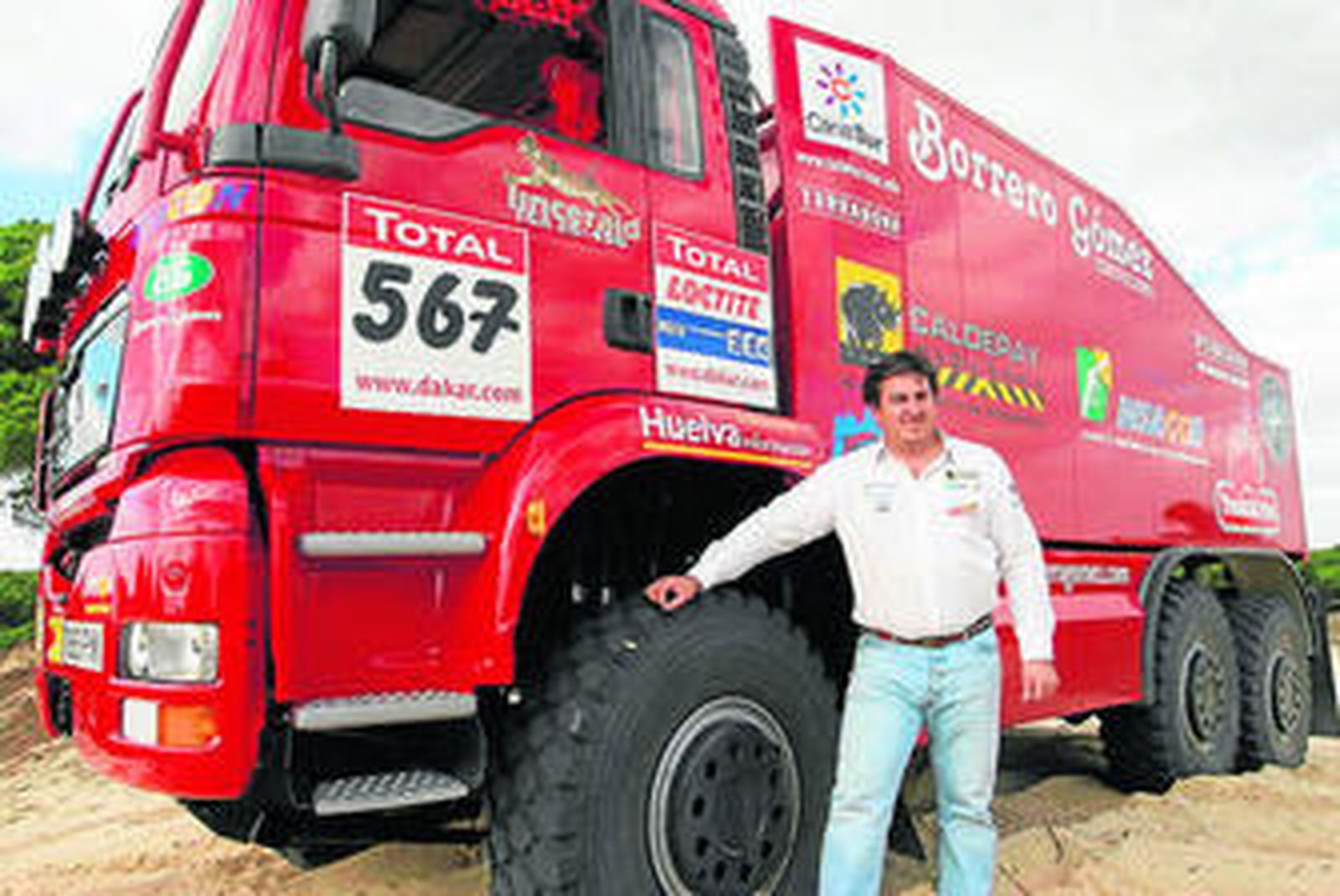Manuel Borrero, junto a su camión en el Dakar de 2009.