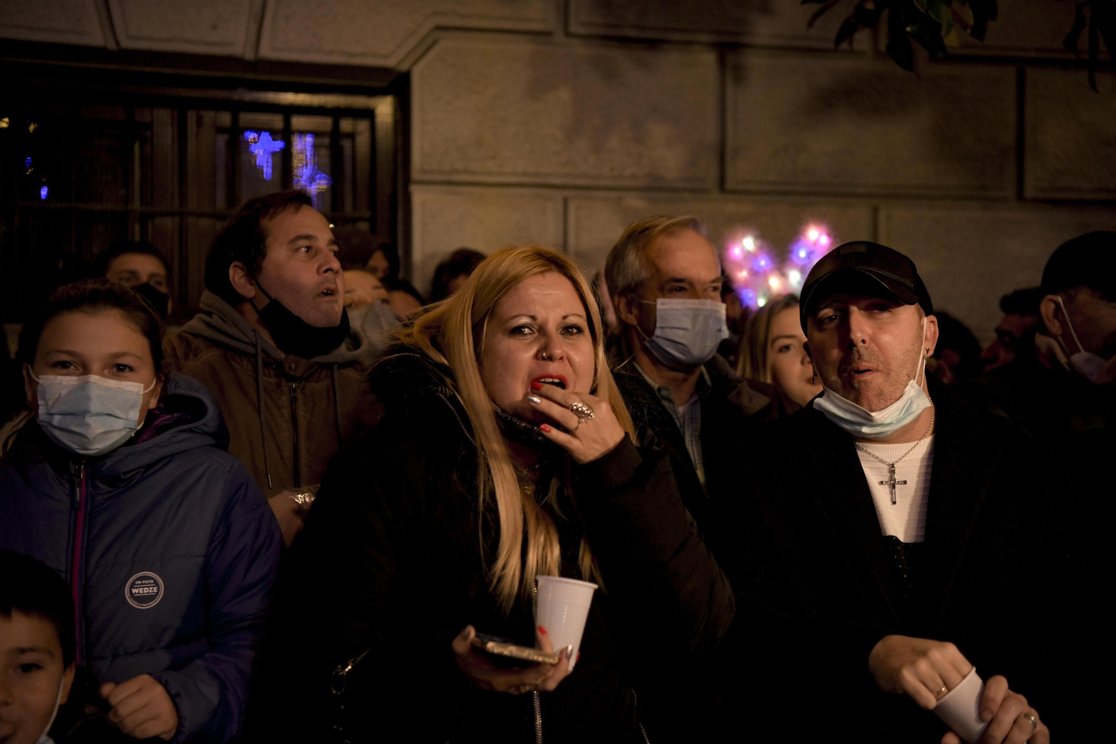 Así fue la Nochevieja 2021 en Granada, en imágenes: uvas en una Plaza del Carmen vallada y ambiente de fiesta en la calle
