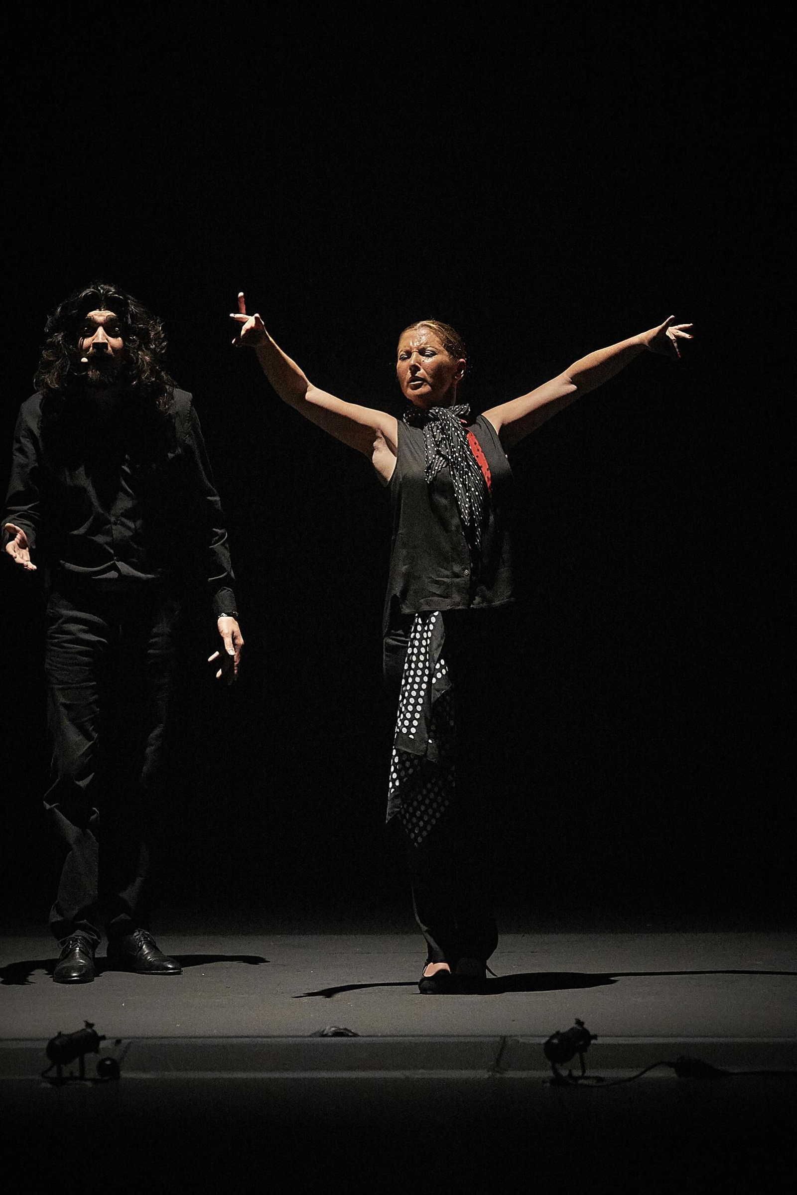 La bailaora Sara Baras y el cantaor Israel Fernández, anoche en el Gran Teatro Falla.