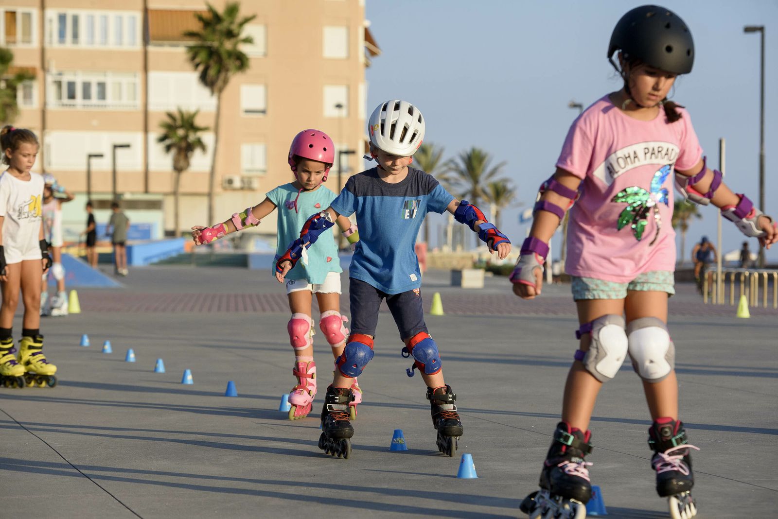 Los pequeños aprenden a patinar en Las Almadrabillas