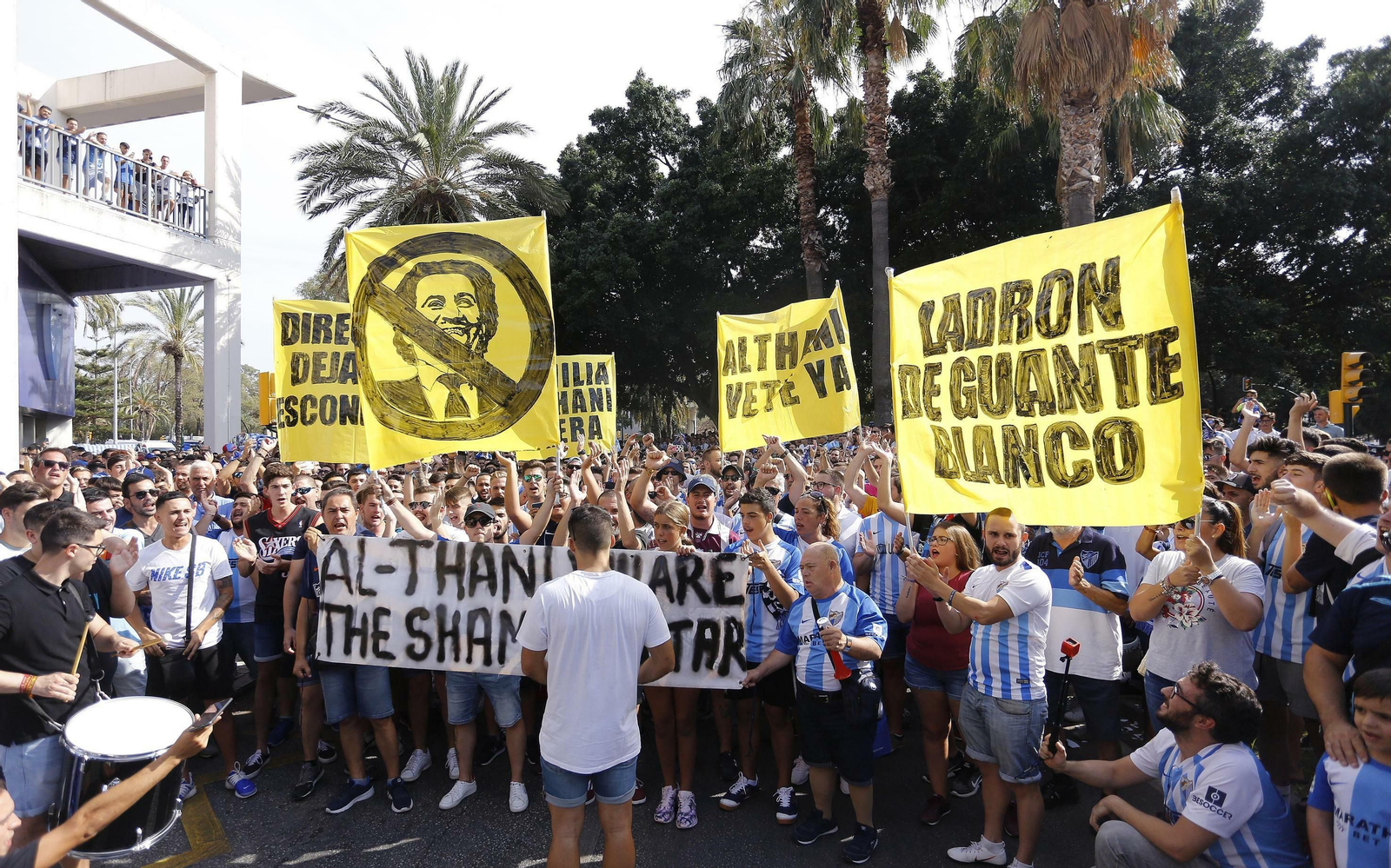 Las fotos de la manifestación contra el jeque antes del Málaga - Almería