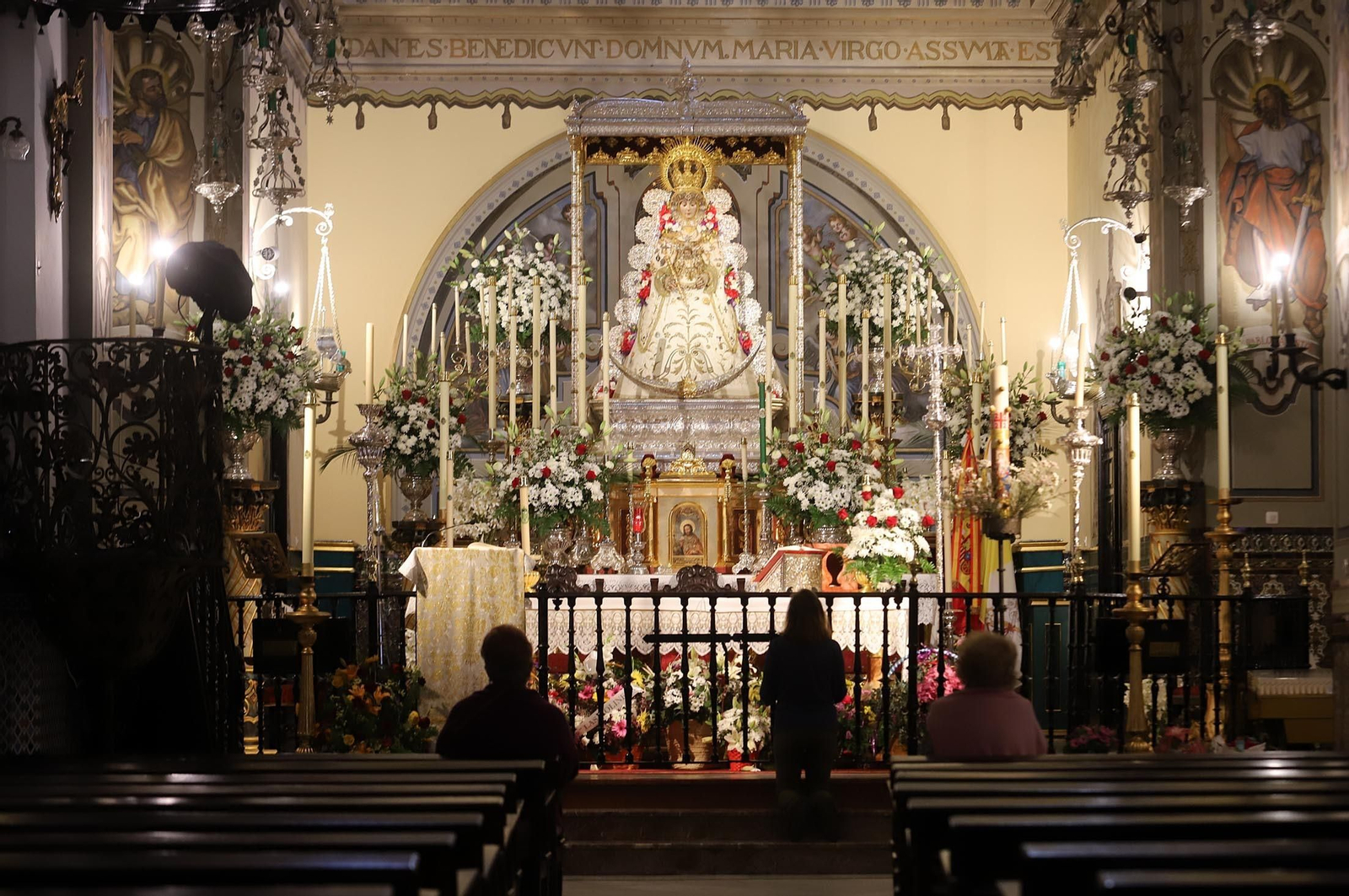 Imágenes de la Virgen del Rocío y sus nuevas andas