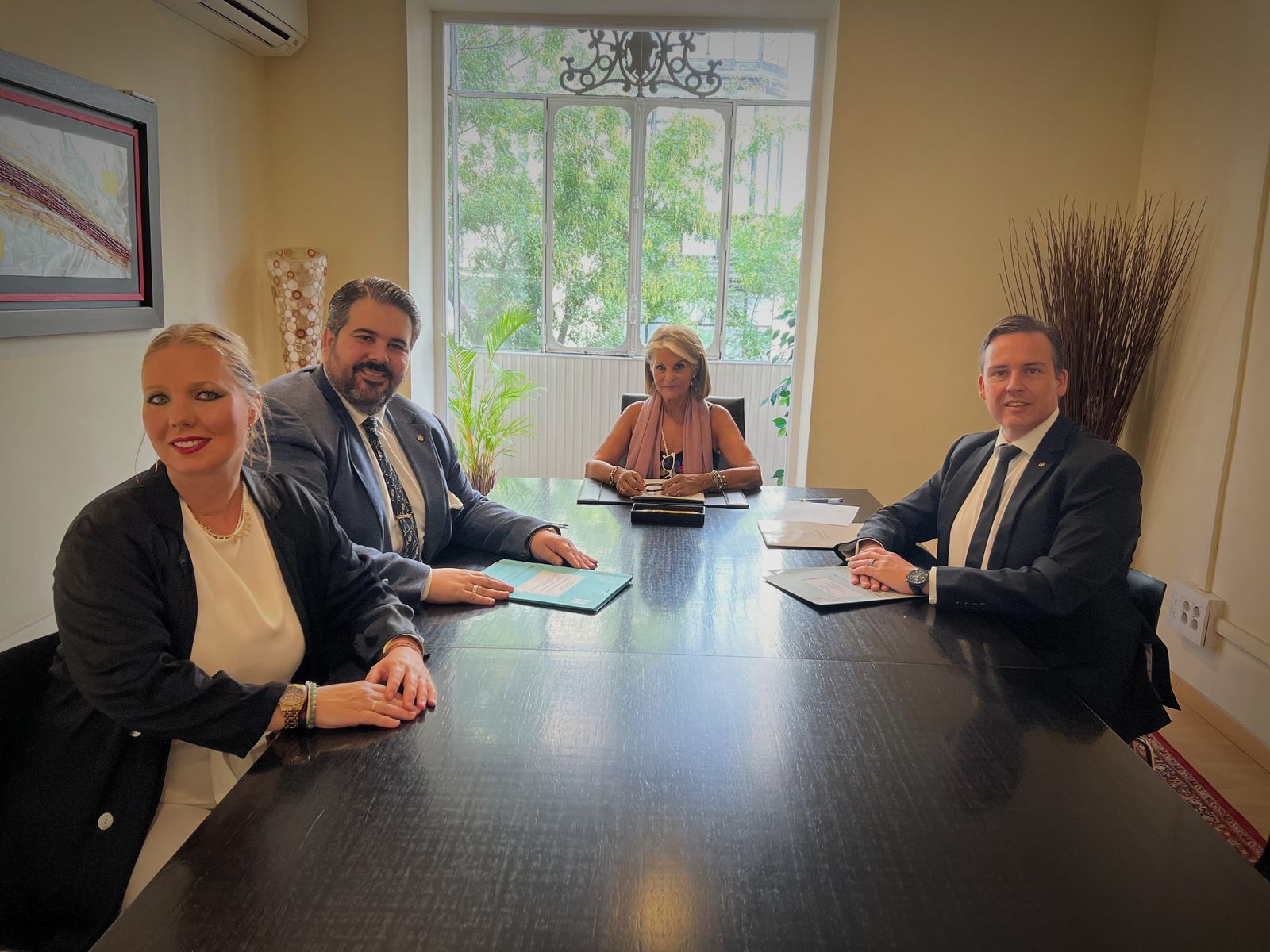 Un momento de la firma.