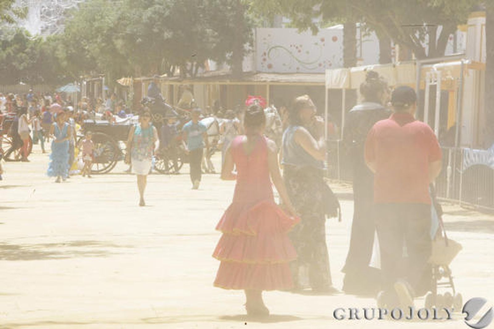 Una nube de albero envuelve a los ‘feriantes’. 

Foto: Pascual