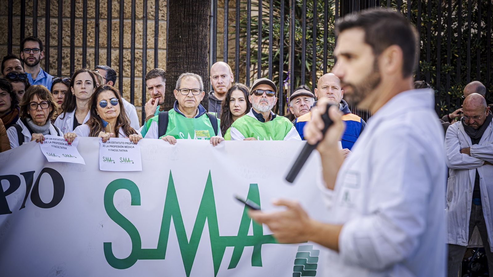 Las imágenes de la manifestación de médicos durante su tercer día de huelga en Cádiz