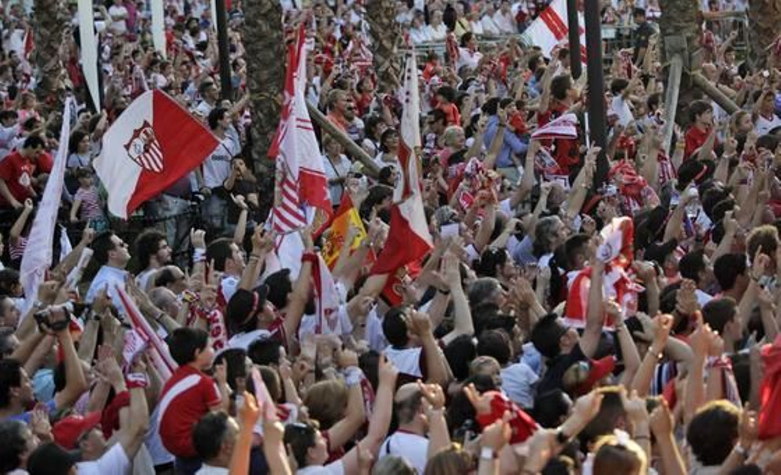 El Sevilla recorre la ciudad para festejar con sus aficionados el título de la Copa del Rey.

Foto: Antonio Pizarro