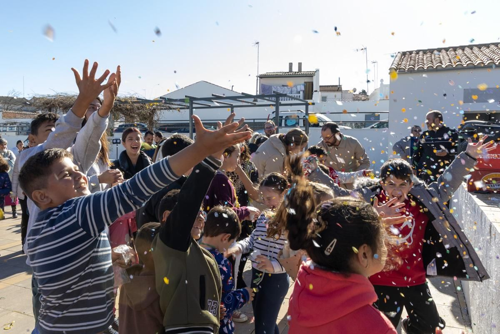 Chocolatada solidaria, caravana de coches, campanadas infantiles y juegos para los más pequeños en Monte Lope Álvarez