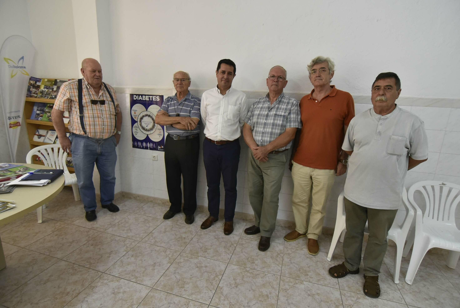 El ya exjefe de Hemodinámica, Juan Luis Gutiérrez, con representantes de asociaciones sanitarios y vecinales.