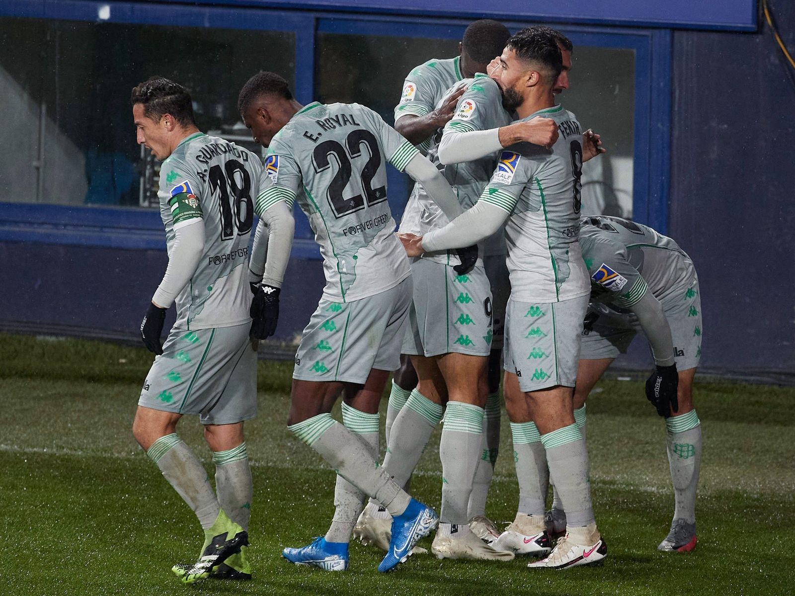 Fekir abraza a Borja Iglesias tras marcar.