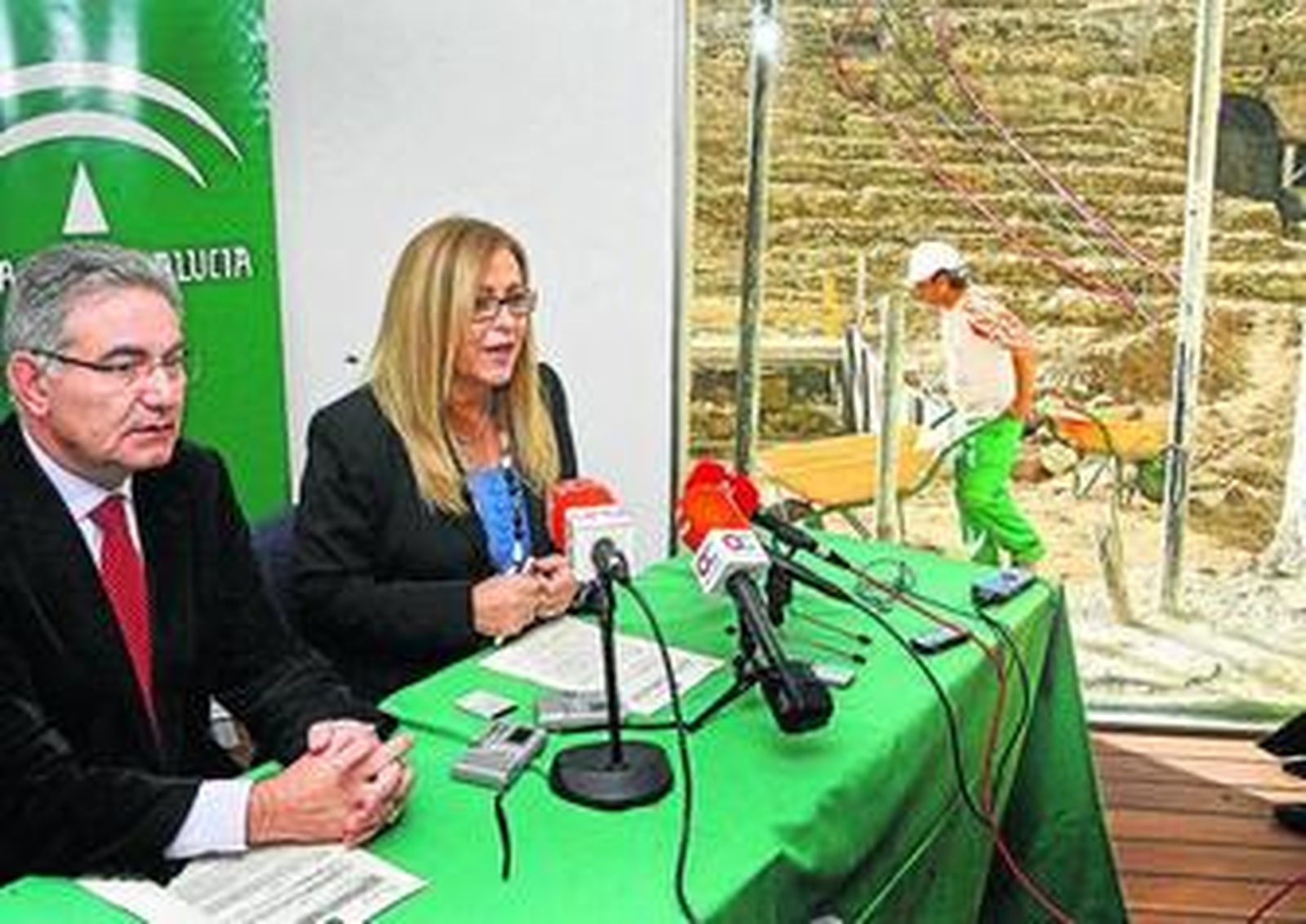 Pablo Lorenzo y Yolanda Peinado, tras la firma del acta de entrega de Posada del Mesón 11 y 13.