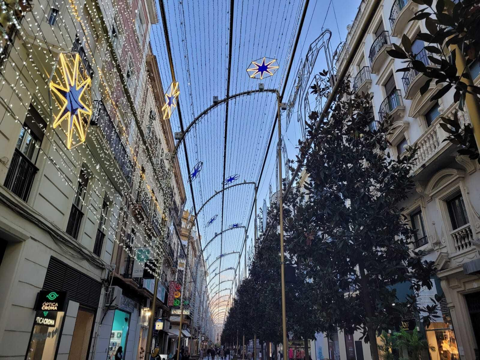 Pruebas del alumbrado navideño en la calle Cruz Conde.