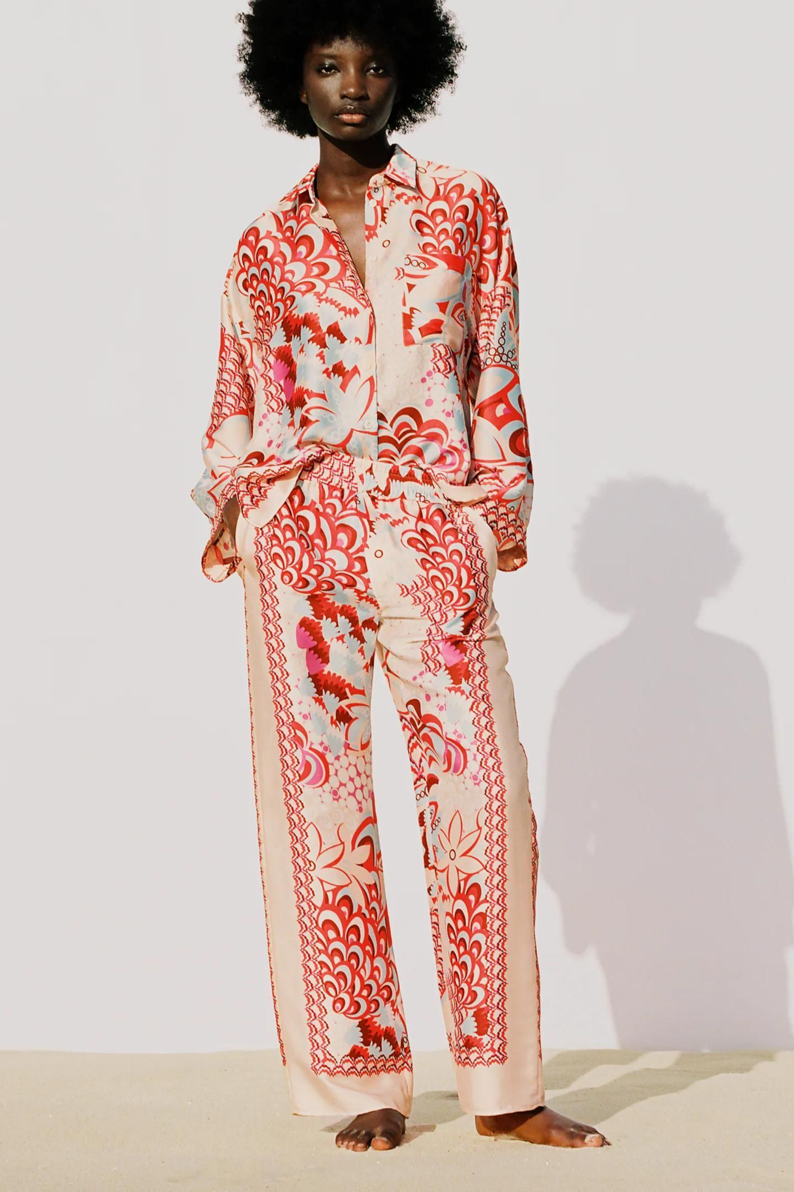 El conjunto de estampado años 70 de Zara en tonos naranjas.