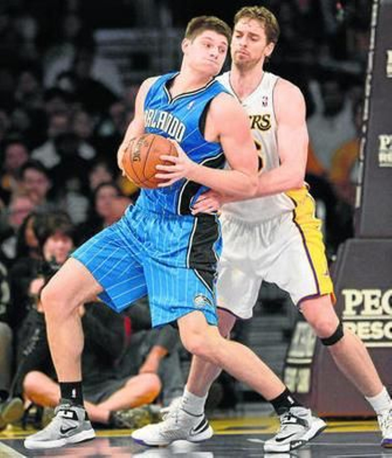 Pau Gasol intenta defender a Vucevic.