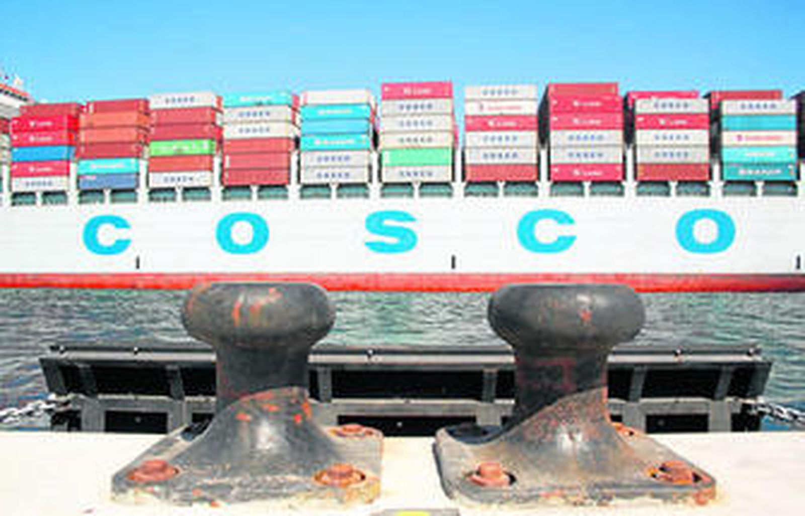 Un buque del gigante Cosco en el puerto de Algeciras.