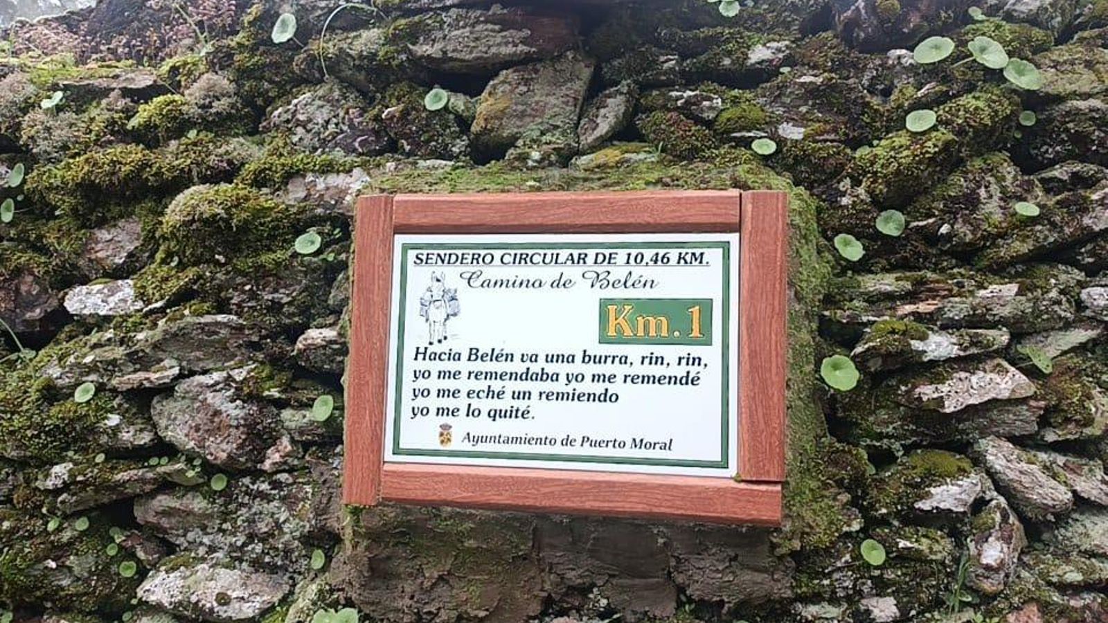 Azulejo del kilómetro 1. Cada uno de ellos lleva el estribillo de un conocido villancico.