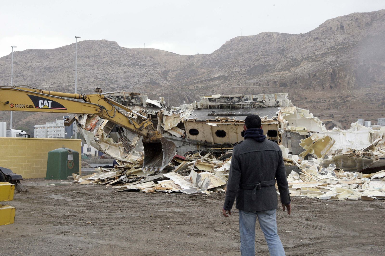 Embarcación desguazada en el puerto de la capital en 2011.