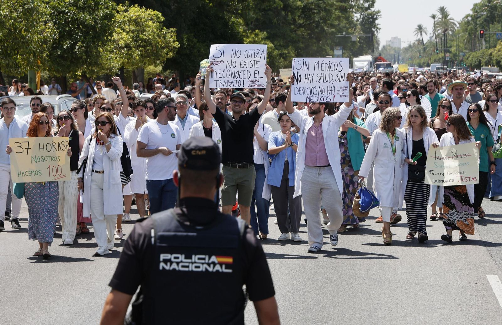 Las imágenes de la manifestación de los médicos sevillanos contra el nuevo estatuto