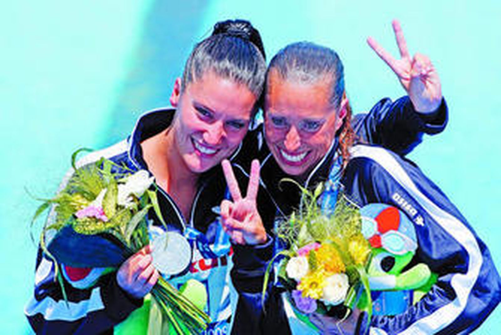 Andrea Fuentes Y Gemma Mengual celebran la plata lograda en el dúo técnico del Mundial.