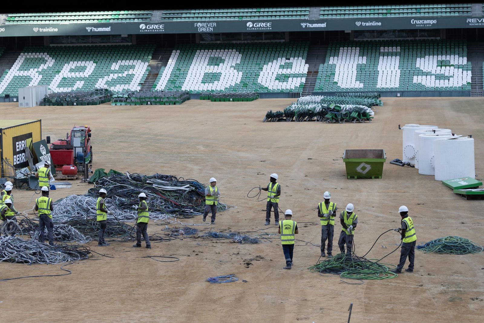 Las fotos de la demolición de la grada de Preferencia del estadio del Betis