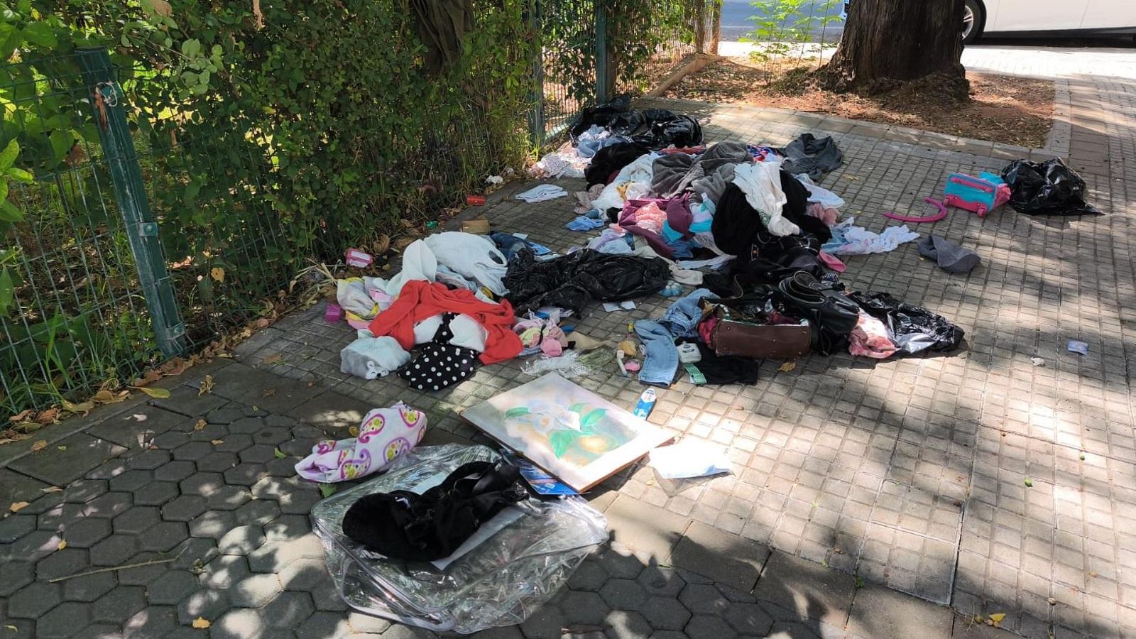 Ropa tirada en una de las aceras del Distrito Macarena