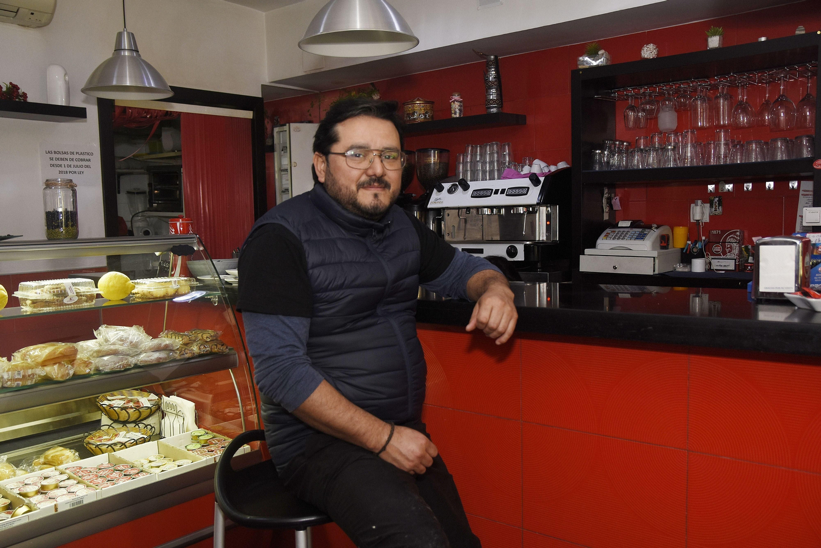 Jorge Eduardo Poblete, en el interior de su cafetería.