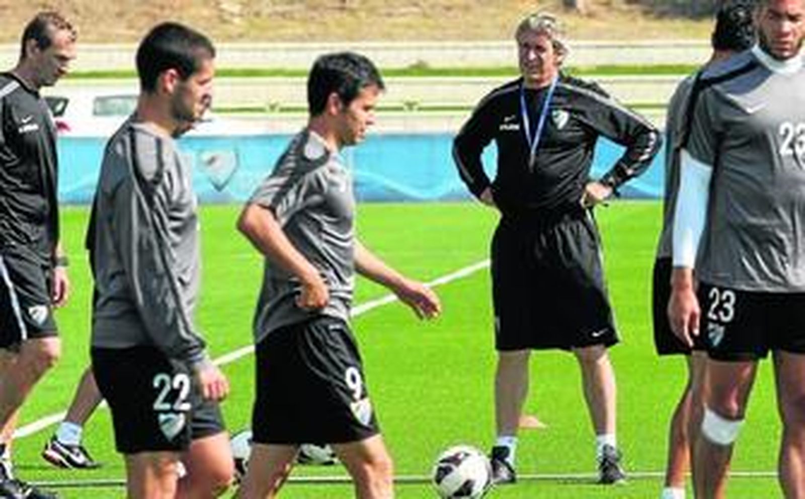 Pellegrini observa a sus hombres durante la sesión de trabajo del día de ayer.